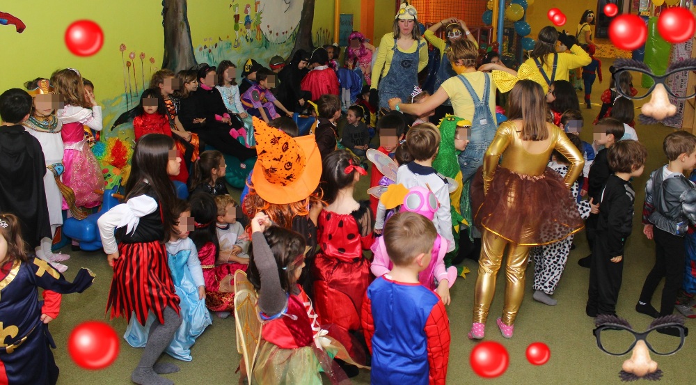 Niños en disfraces de fiesta