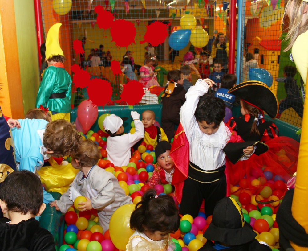Niños jugando en bolas de colores