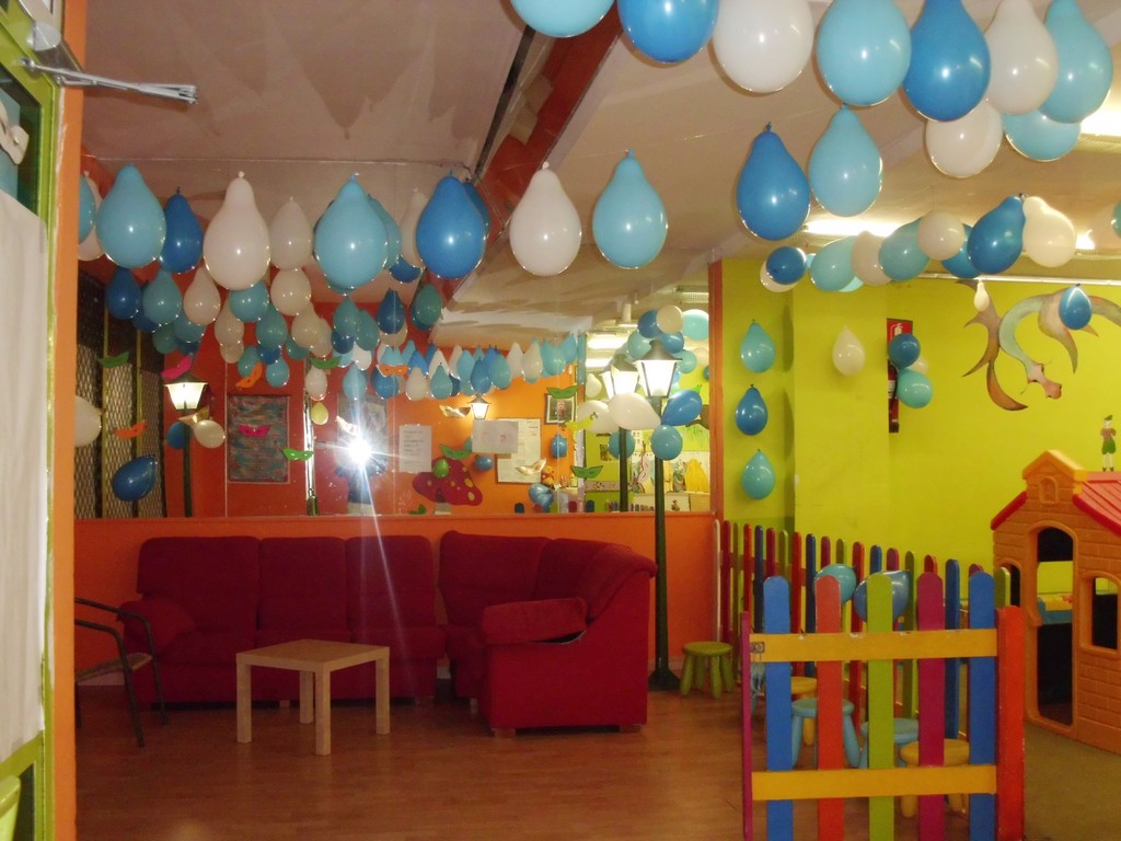 Sala de juegos decorada colorida