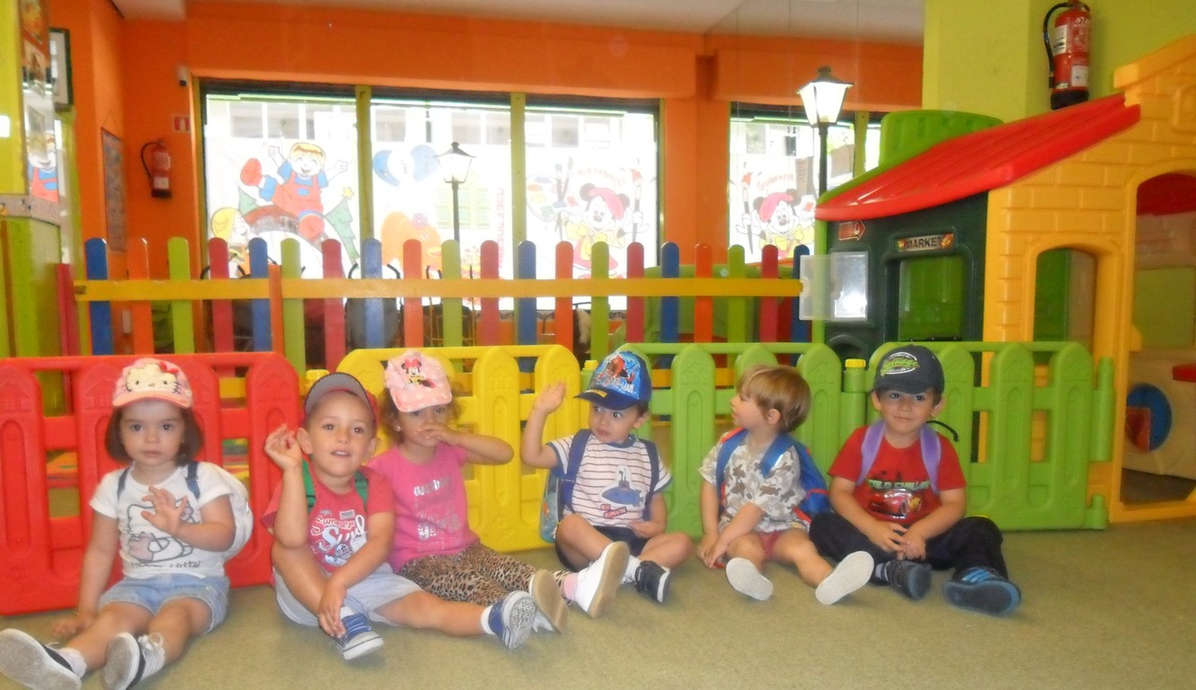 Niños en salón de juegos
