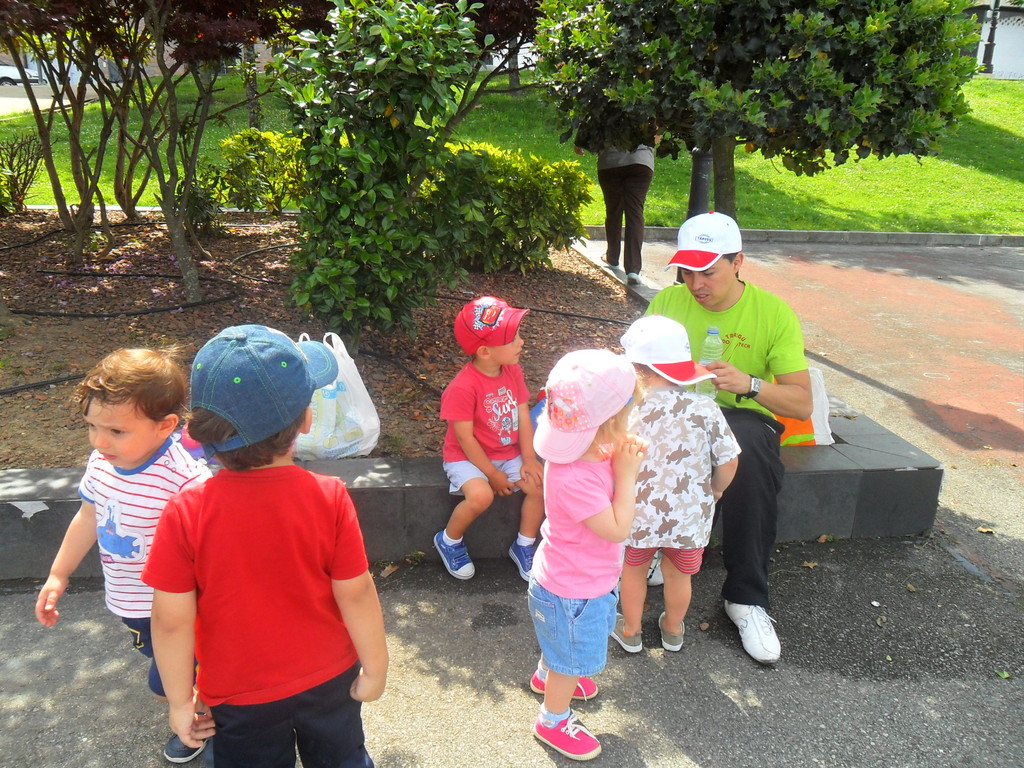 Niños jugando al aire libre