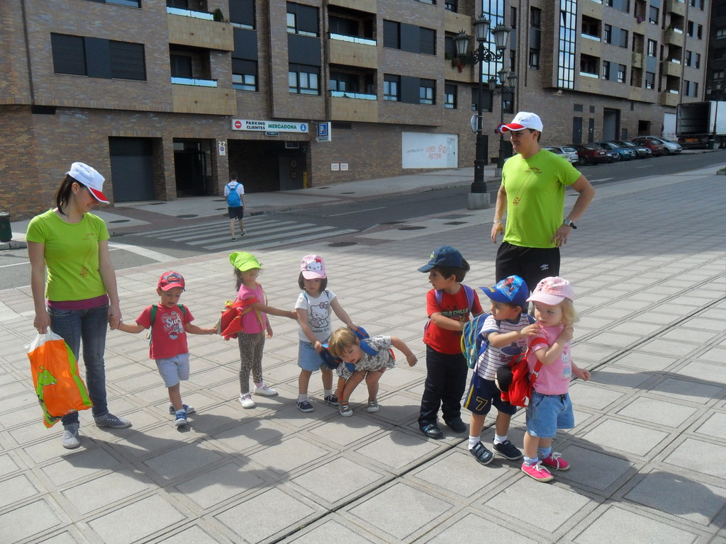 Grupo de niños en la calle