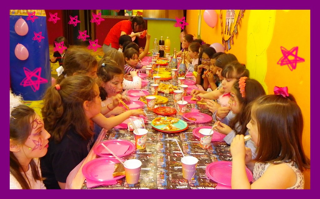 Niños celebrando con comida