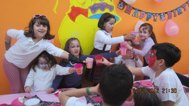 Niños brindando en celebración