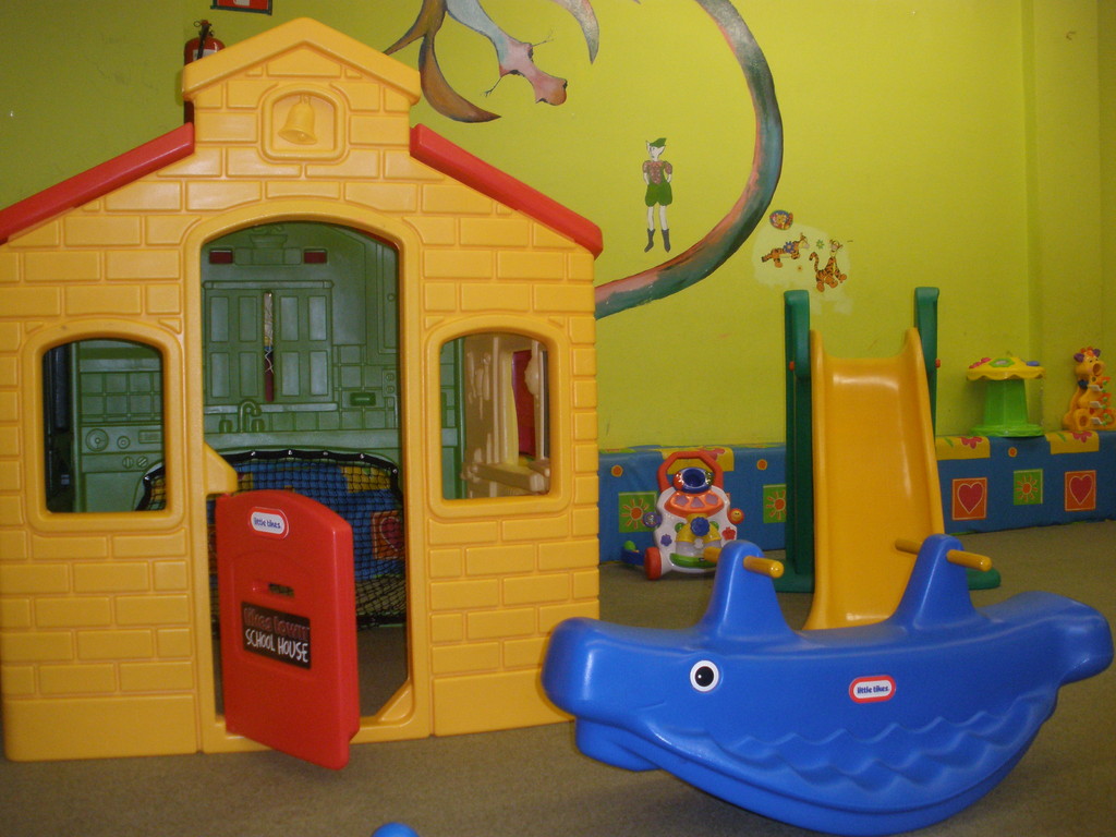 Casa de juegos colorida infantil