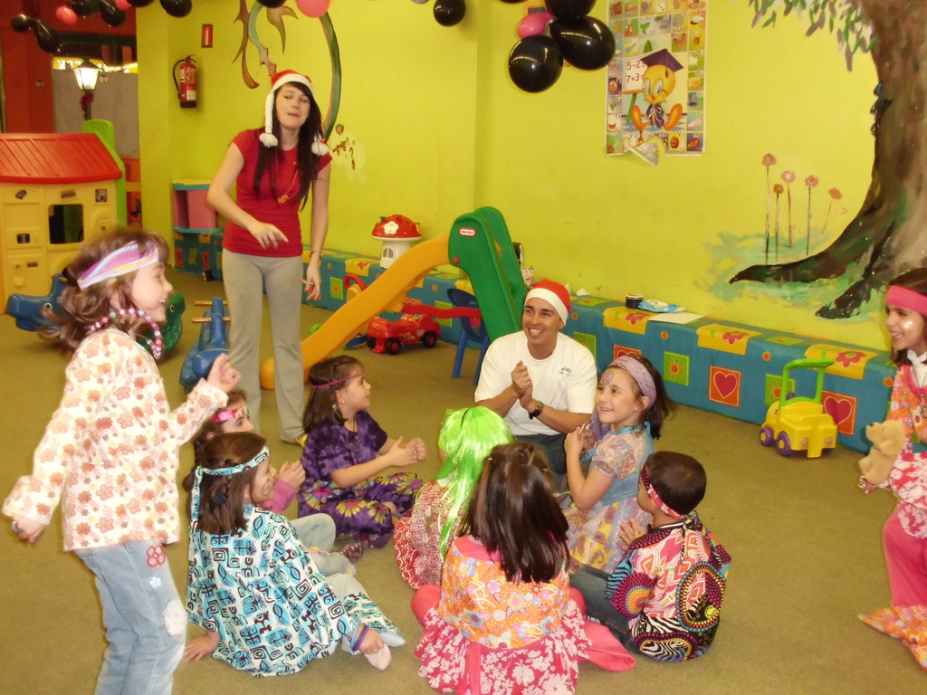 Niños jugando en fiesta colorida