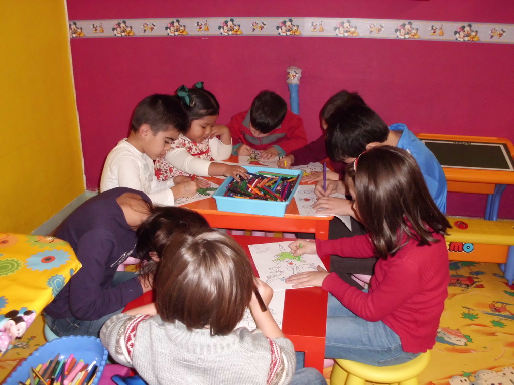 Niños coloreando en grupo