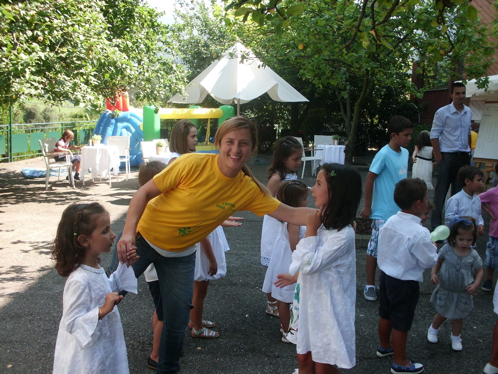 Niños jugando al aire libre