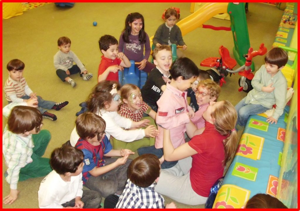Niños jugando en grupo feliz