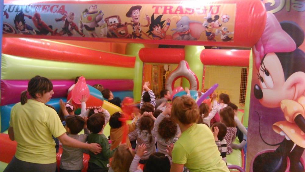 Niños jugando en un castillo inflable
