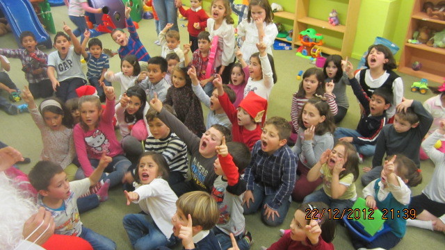 Niños gritando en un entorno animado